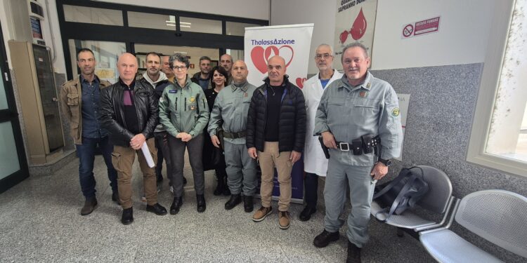 Il personale del Corpo forestale all’ospedale San Martino per donare il sangue: «Vicini a chi ha bisogno»