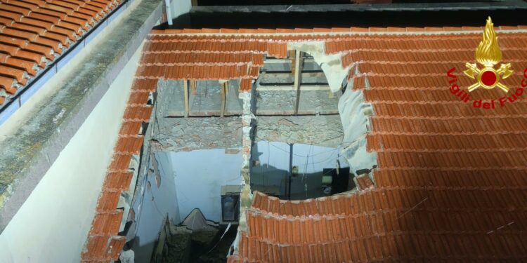 Fertilia: crolla il solaio di un edificio