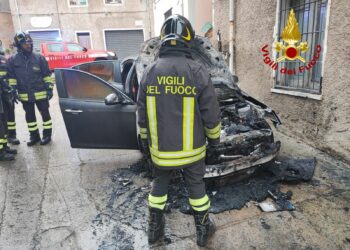 Bitti: a fuoco un’auto