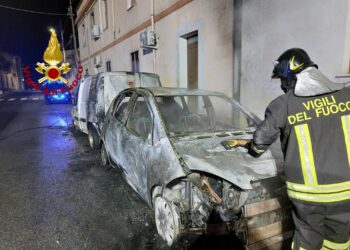 Galtellì: a fuoco due auto in via Nazionale