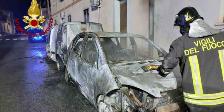 Galtellì: a fuoco due auto in via Nazionale