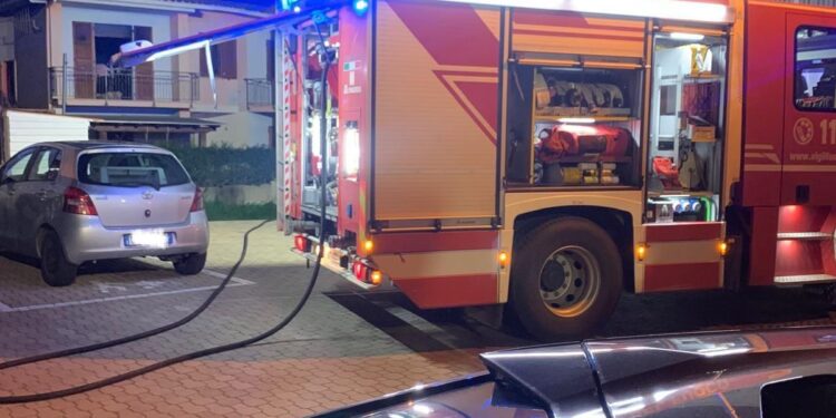Posada: a fuoco una canna fumaria in via Vittorio Veneto