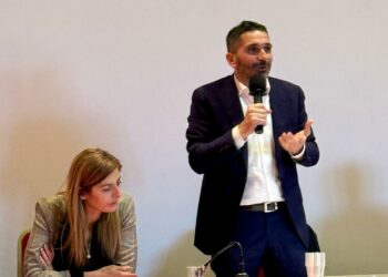 Il vicepresidente della Regione all’assemblea dell’Anci: «Subito un tavolo sul fondo unico»