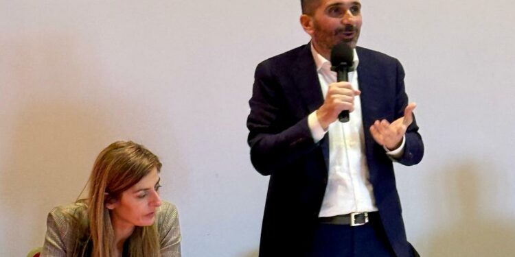 Il vicepresidente della Regione all’assemblea dell’Anci: «Subito un tavolo sul fondo unico»