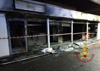 Incendio di un bar in ristrutturazione nell’area di una stazione di servizio carburanti a Pirri