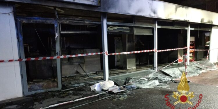 Incendio di un bar in ristrutturazione nell’area di una stazione di servizio carburanti a Pirri