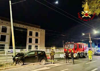 Incidente stradale la notte scorsa in pieno centro, a Cagliari, sul posto vigili del fuoco e forze dell’ordine