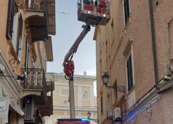 La Maddalena: crolla parzialmente un cornicione