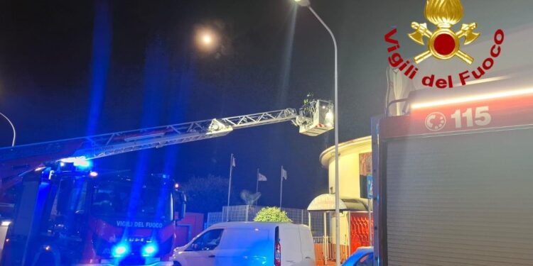 Sassari: a fuoco un’insegna luminosa in via Luna e Sole