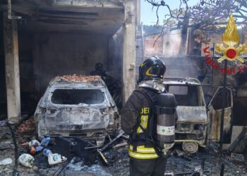 Assemini: a fuoco un’auto e un motocarro