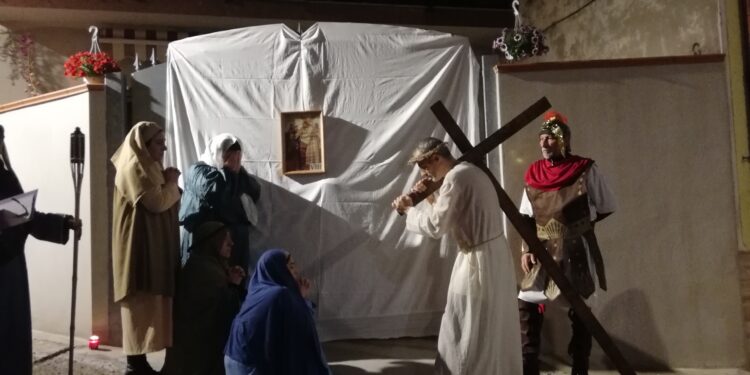 Illorai: la Confraternita “Mama ‘e su nie” ha organizzato la Via Crucis vivente