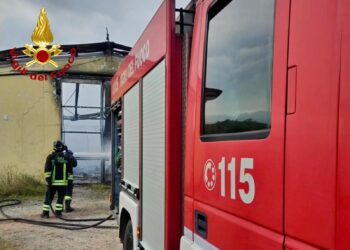 Barrali: incendio in un capannone, sul posto i vigili del fuoco