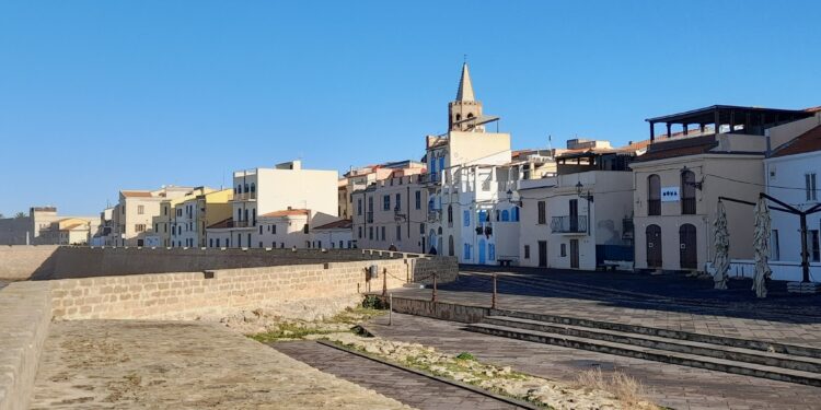 Alghero: sorpreso mentre tentava di forzare due auto, arrestato