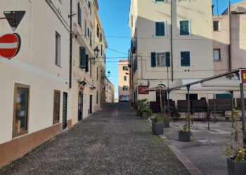 Suoli pubblici ad Alghero: la Polizia locale controlla il centro storico