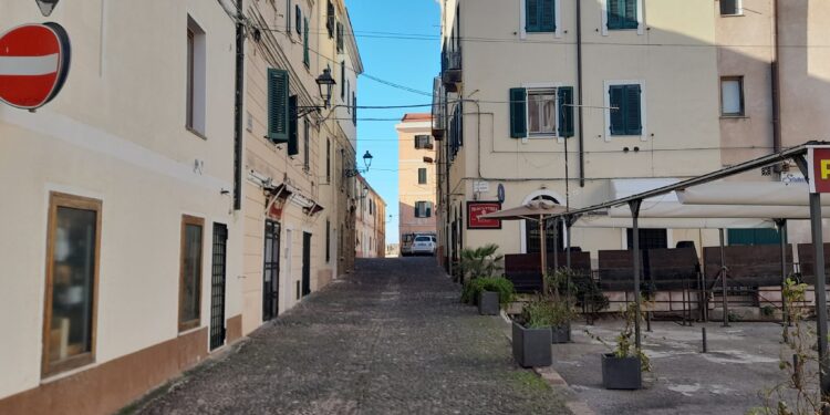 Suoli pubblici ad Alghero: la Polizia locale controlla il centro storico