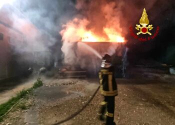 Tertenia: a fuoco un camion per la raccolta dei rifiuti