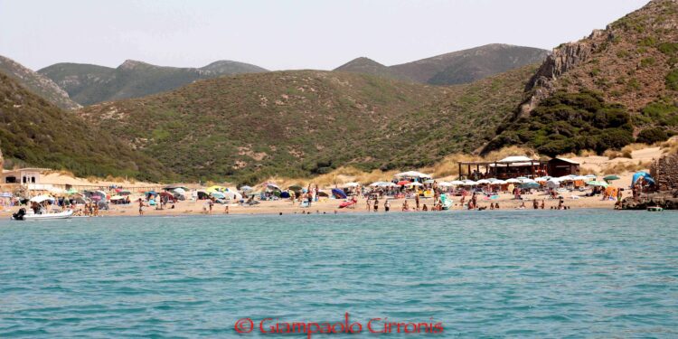 Corona celebra un secolo di vita sulle spiagge e presenta la piattaforma “Corona 100”: 4 spiagge italiane tra le 100 selezionate, tra cui due in Sardegna: La Pelosa e Cala Domestica