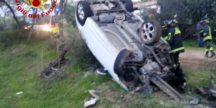 San Teodoro: auto esce fuori strada sulla statale 125