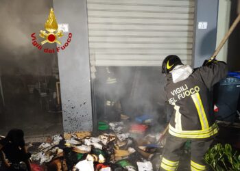 Nuoro: a fuoco un magazzino di un negozio di informatica