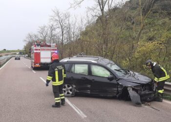 Macomer: auto impatta contro il guard rally sulla statale 131