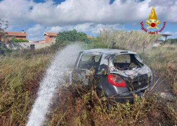 Riola Sardo: sterpaglie a fuoco sulla statale 292
