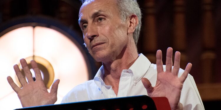 Il 6 e 7 maggio, al Teatro Massimo di Cagliari, andrà in scena “I Migliori Danni della nostra vita”, spettacolo di e con Marco Travaglio