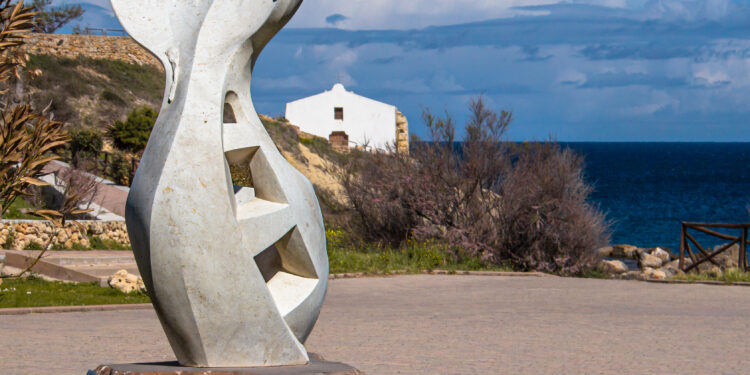 Sabato 3 maggio, a Porto Torres, si terrà l’inaugurazione della targa esplicativa della scultura “SoNoS”