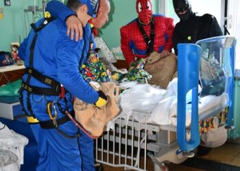 I vigili del fuoco donano uova di Pasqua ai bimbi ricoverati in ospedale