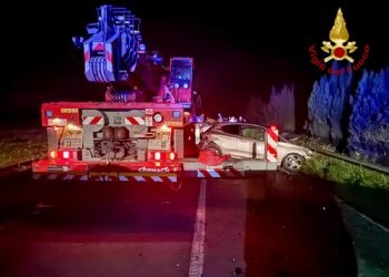 I vigili del fuoco di Cagliari sono intervenuti poco dopo le ore 20.00 di ieri sulla SP 9, nel comune di Sestu, per un incidente stradale che ha coinvolto due auto ed un camion