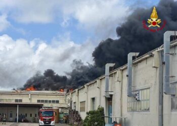 Porto Torres: a fuoco un capannone in via Pigafetta
