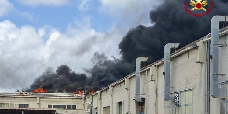 Porto Torres: a fuoco un capannone in via Pigafetta