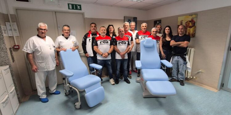 Il motoclub “Motorschool” di Riola dona due poltrone all’Oncoematologia del San Martino di Oristano