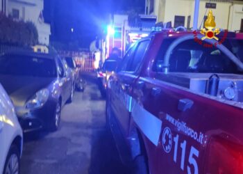 Incendio in un cantina a Cagliari, i vigili del fuoco hanno evitato la propagazione delle fiamme all’intera struttura