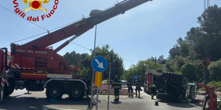 Tissi: un trattore si ribalta sulla provinciale 3