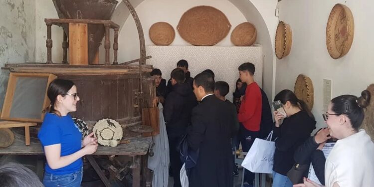 Il 5 e il 7 maggio 2025, Blu Food Ogliastra ha fatto tappa a Villagrande Strisaili con due incontri dedicati ai ragazzi delle scuole elementari e medie del paese