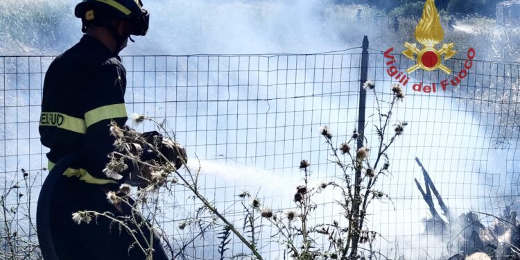 I vigili del fuoco di Cagliari sono intervenuti ieri pomeriggio per l’incendio di un canneto in via Giotto, a Quartu Sant’Elena