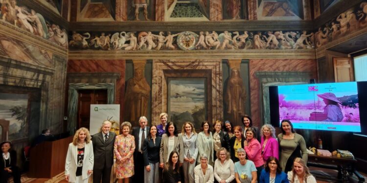 In occasione dell’8ª Giornata mondiale delle api, l’apicoltrice Anna Maria Cabiddu di Siurgus Donigala ha ritirato a Roma il premio APInRosa 