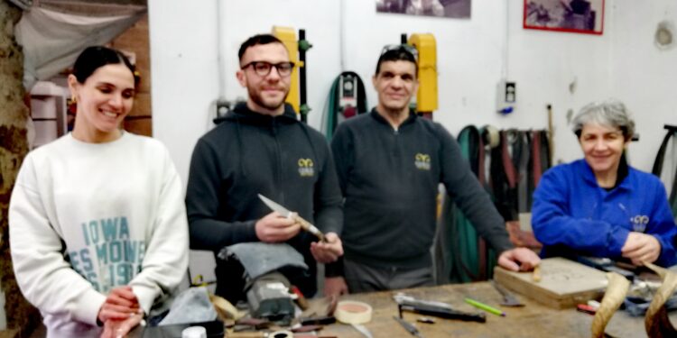 Pattada: realizzati dall’artista Antonietta Zizi giganteschi pannelli murali in gres porcellanato per esaltare la distintiva resolza e le tradizioni artigiane