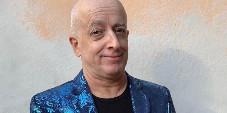 Sabato 24 maggio, al Cine/Teatro Comunale di Sardara, va in scena “Tu Chiamale Se Vuoi”, il nuovo spettacolo dell’attore e comico Gabriele Cossu