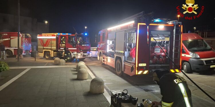 Sassari: a fuoco un’auto nei parcheggi del mercato civico