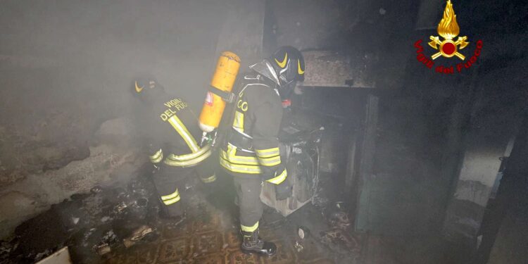 Orani: a fuoco un’abitazione, intervengono i vigili del fuoco