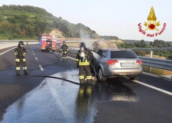 Auto a fuoco all’altezza del bivio di Bonorva