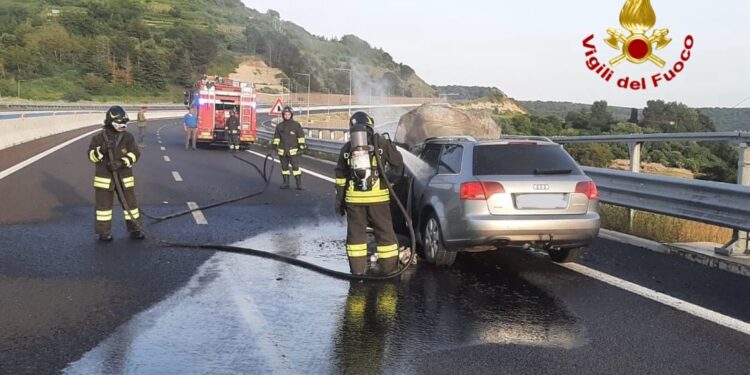 Auto a fuoco all’altezza del bivio di Bonorva