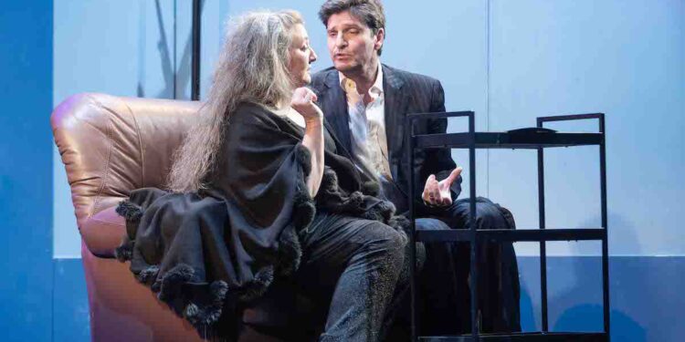 Sabato 17 e domenica 18 maggio, al Teatro TSE di Cagliari, va in scena “L’Onorevole, il Poeta e la Signora” di Aldo De Benedetti