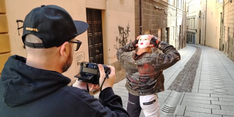 “L’ultima nota” di Roberto Pili presentato alla stampa a Cagliari: punk e redenzione nei vicoli di Cagliari