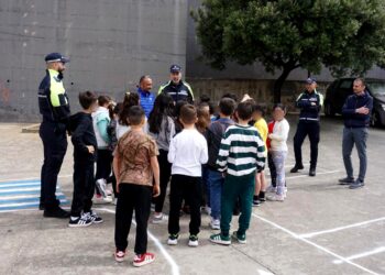 I bambini della scuola primaria imparano il codice della strada dagli agenti della Polizia locale