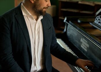 Raphael Gualazzi e l’Orchestra dell’Ente De Carolis in concerto il 13 agosto a Neoneli per il 27° festival Dromos