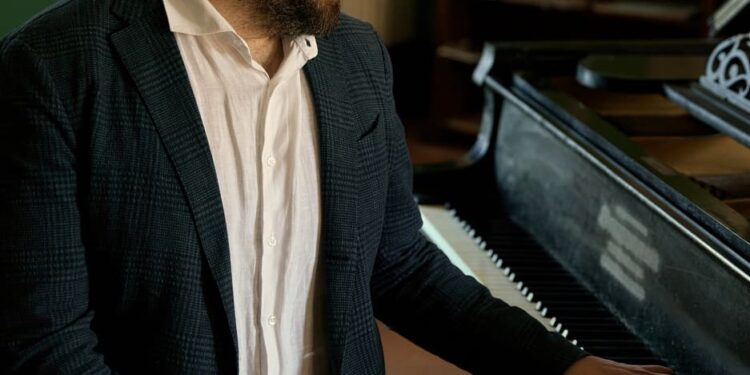 Raphael Gualazzi e l’Orchestra dell’Ente De Carolis in concerto il 13 agosto a Neoneli per il 27° festival Dromos