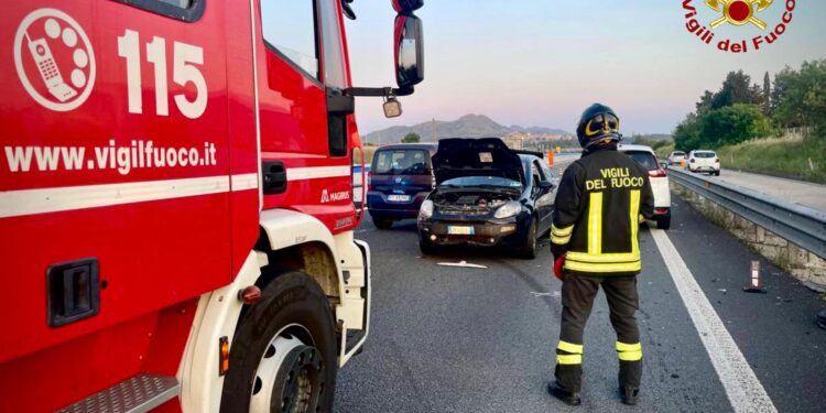 I vigili del fuoco del Comando di Cagliari sono intervenuti intorno alle ore 20.00 sulla S.S. 131, al km 22, per un incidente che ha coinvolto tre auto