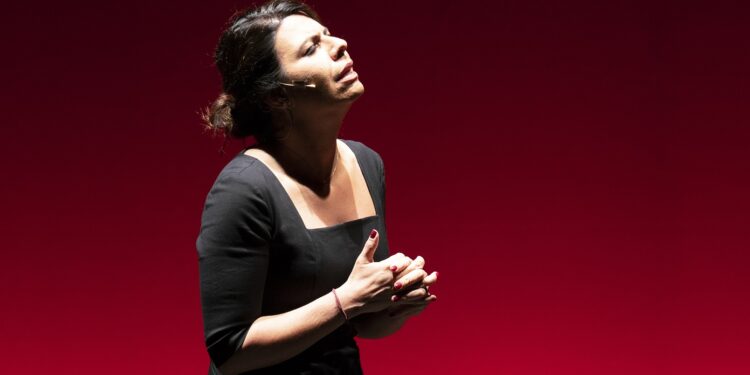 Geppi Cucciari ritorna nell’Isola con “Perfetta”, giovedì, venerdì e sabato a Cagliari, domenica a Carbonia